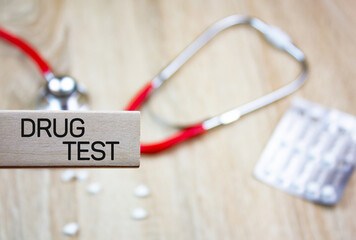 DRUG TEST text, inscription on a wooden block. Drug test medical concept. - obrazy, fototapety, plakaty