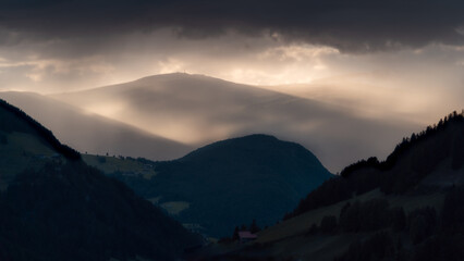 Dramatische Wolken und Lichtstimmung in den Dolomiten, Wolkenstein in Gröden, Südtirol, Italien