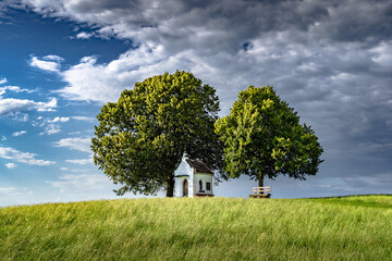 Kapelle Mariä Himmelfahrt zwischen zwei Bäumen, Weißenburg, Bayern, Deutschland