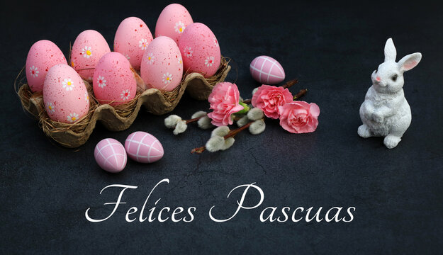 Tarjeta de Pascua Happy Easter: huevos de Pascua con flores y felicitaciones de Pascua en español. 