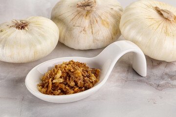 Dried roasted onion flakes for culinary