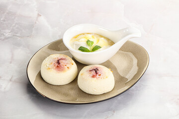 Curd pancakes with sour cream