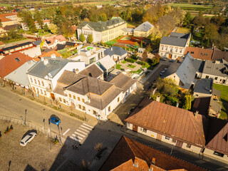 Lot nad centrum Starego Sącza jesienią. Widok z góry.