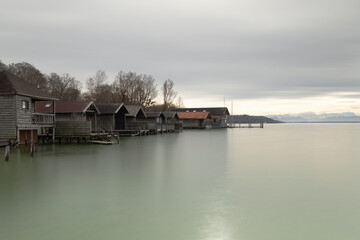 Bootshäuser am Starnberger See, Bayern, Deutschland, Langzeitbelichtung - 736295269