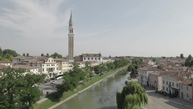 drone: Dolo, Venezia. Vista aerea del centro storico: canale e campanile Veneto, Italia
