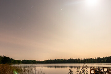 Spiegelnder See bei Mondschein und Sternenhimmel