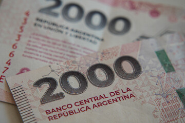 Billetes de 2.000 pesos argentinos - obrazy, fototapety, plakaty