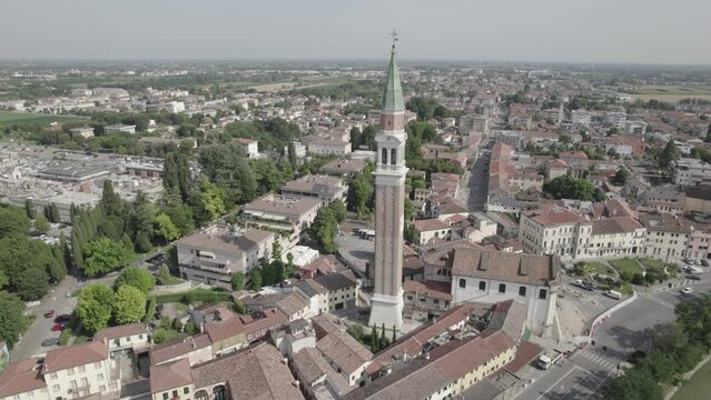 drone: Dolo, Venezia. Vista aerea del centro storico.:Campanile di San Rocco. Veneto, Italia