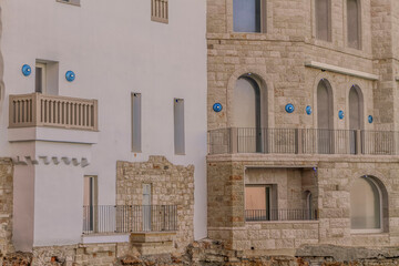 view of the walls of the city of Polignano a Mare, located on a slope on the Adriatic Sea widok na mury miasta Polignano a Mare, położonego na zboczu nad Morzem Adriatyckim