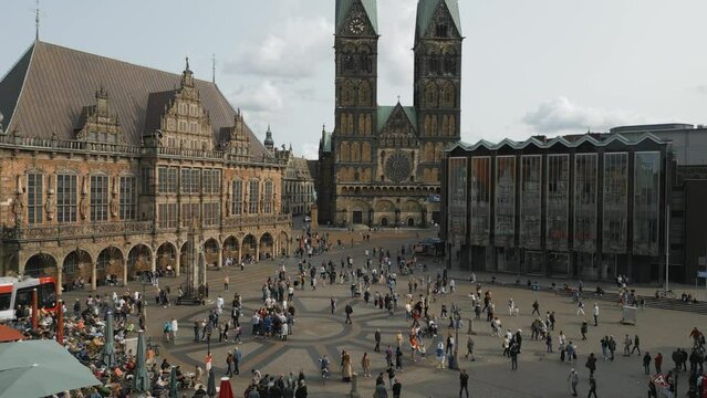 Drohnenflug Marktplatz mit Roland, Dom und Rathaus Bremen 