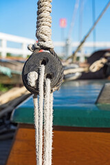 Seilrolle, Flaschenzug und Tauwerk für ein Segelboot mit nautischem Seil. - 736392283