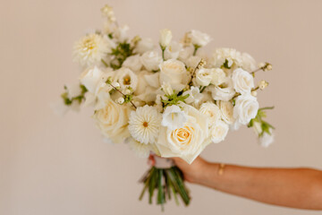 Bouquet de fleurs dans les mains de la mariée