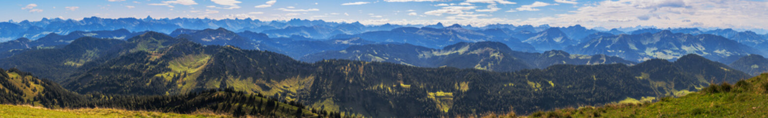 Fototapeta na wymiar Panoramic view from the Hochgrat mountain near Oberstaufen