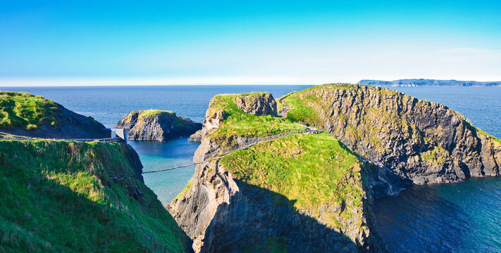 Fototapeta Typical Irish landscape with suspended bridge on cliffs (Northern Ireland - United Kingdom - Carrick a Rede)