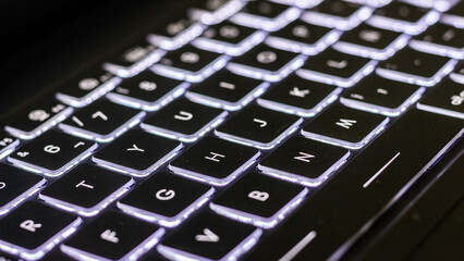 TECLADO NEGRO CON ILUMINACIÓN