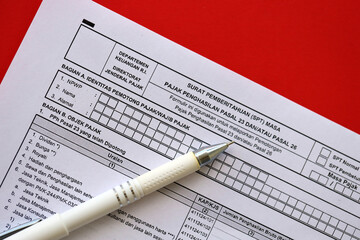 Obraz premium Indonesian tax form notification letter SPT for income tax period article 23 and or article 26 on accountant table