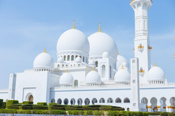 Fototapeta na wymiar Amazing white mosque in Abu Dhabi, UAE on a sunny day. Sheikh Zayed Grand Mosque Centre