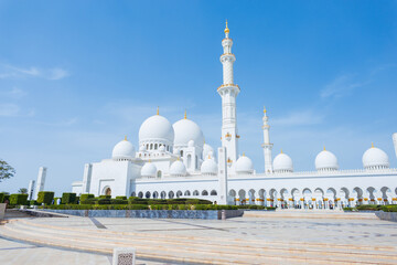 Fototapeta na wymiar Amazing white mosque in Abu Dhabi on a sunny day. Sheikh Zayed Grand Mosque Centre