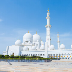 Fototapeta na wymiar Amazing beautiful white mosque on a sunny day. Sheikh Zayed Grand Mosque Centre