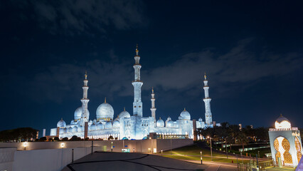 Fototapeta na wymiar Amazing Sheikh Zayed Grand Mosque at night. Landmark Abu Dhabi, UAE