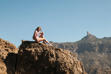 Turystka na szczycie Roque Bentayga na Gran Canaria, Hiszpania - obrazy, fototapety, plakaty