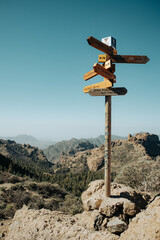 Drogowskaz na górskim szlaku w górach na Gran Canarii, Hiszpania