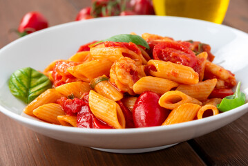Piatto di pasta con salsa di gamberi e pomodorini, cibo italiano 