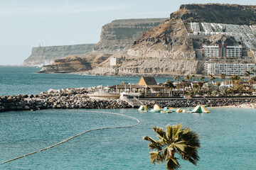 Widok na kurort nad oceanem, Playa Amadores, Gran Canaria, Hiszpania - obrazy, fototapety, plakaty