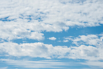 Obraz premium Diferentes formaciones de nubes en el cielo azul