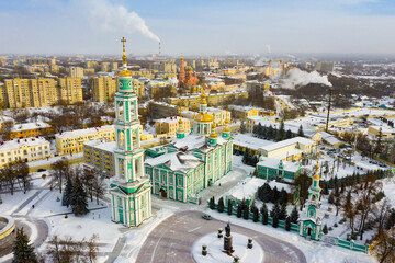 Obraz premium Winter view from a drone of the Spaso-Preobrazhensky Cathedral in the city center and residential areas in ..Tambov, Russia