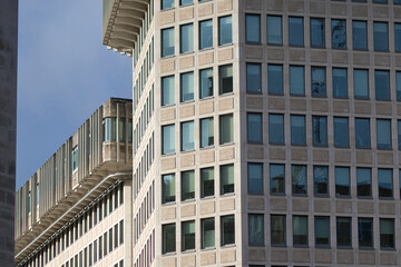 Obraz premium Facade of a modern building in a large city, featuring sleek architecture and contemporary design