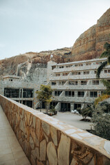 Hotel wpasowany w skały na wyspie Gran Canaria © neskama