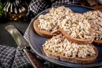 Sandwich with tuna paste and eggs.