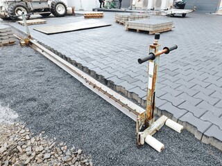 Roboty ziemne, układanie kostki brukowej. © Stanisław Błachowicz