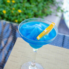 the cold milkshake with yogurt and mango