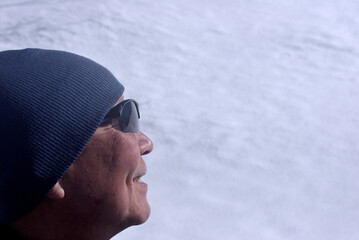 積雪をバックに笑顔のシニア男性