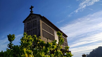Hórreo tradicional en un paraje de las Rías Bajas, Galicia