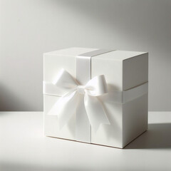 Weiße Geschenkbox mit roter Schleife, isoliert auf weißem Hintergrund