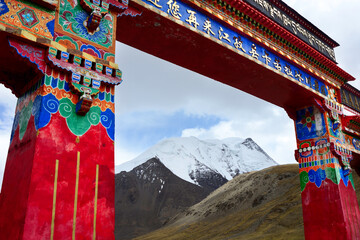 Naklejka premium On Mt. Noijin Kangsang, an overhead structure along Road G349 marks Karo La Pass in The Himalayan mountains.