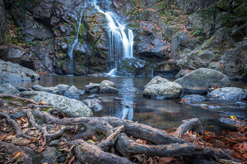 yalova double waterfall yellow leaves water flow in autumn