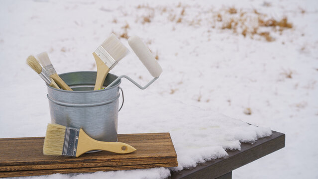 積雪風景と塗装道具｜冬のリフォーム・塗装業者・DIY イメージ