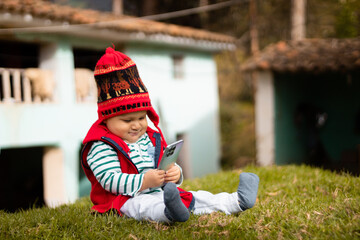 Conexión cultural Bebé con chullo tejido y celular en mano,estilo de vida,aire libre