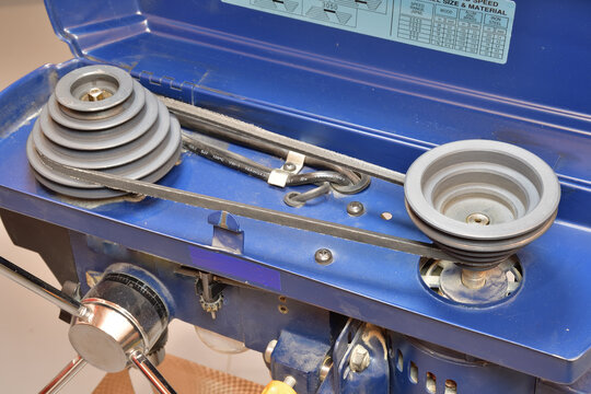 Drill press power transmission. V belt and sheaves. Multiple diameter pulley for speed adjustment. 5 steps pulley for different rotational speed.