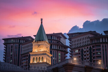 Obraz premium Tower and pink skies