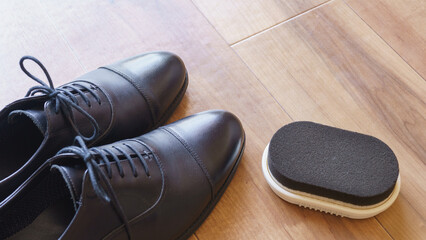 靴のお手入れ｜革靴と靴磨き用スポンジ