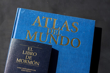 imagen de el libro de mormón y el atlas del mundo.