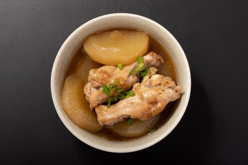 鶏手羽元と大根の煮物