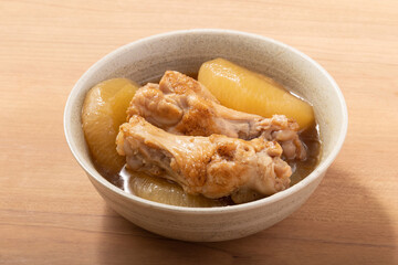 鶏手羽元と大根の煮物