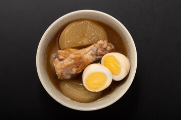 鶏手羽元と大根と卵の煮物