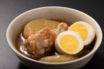 鶏手羽元と大根と卵の煮物